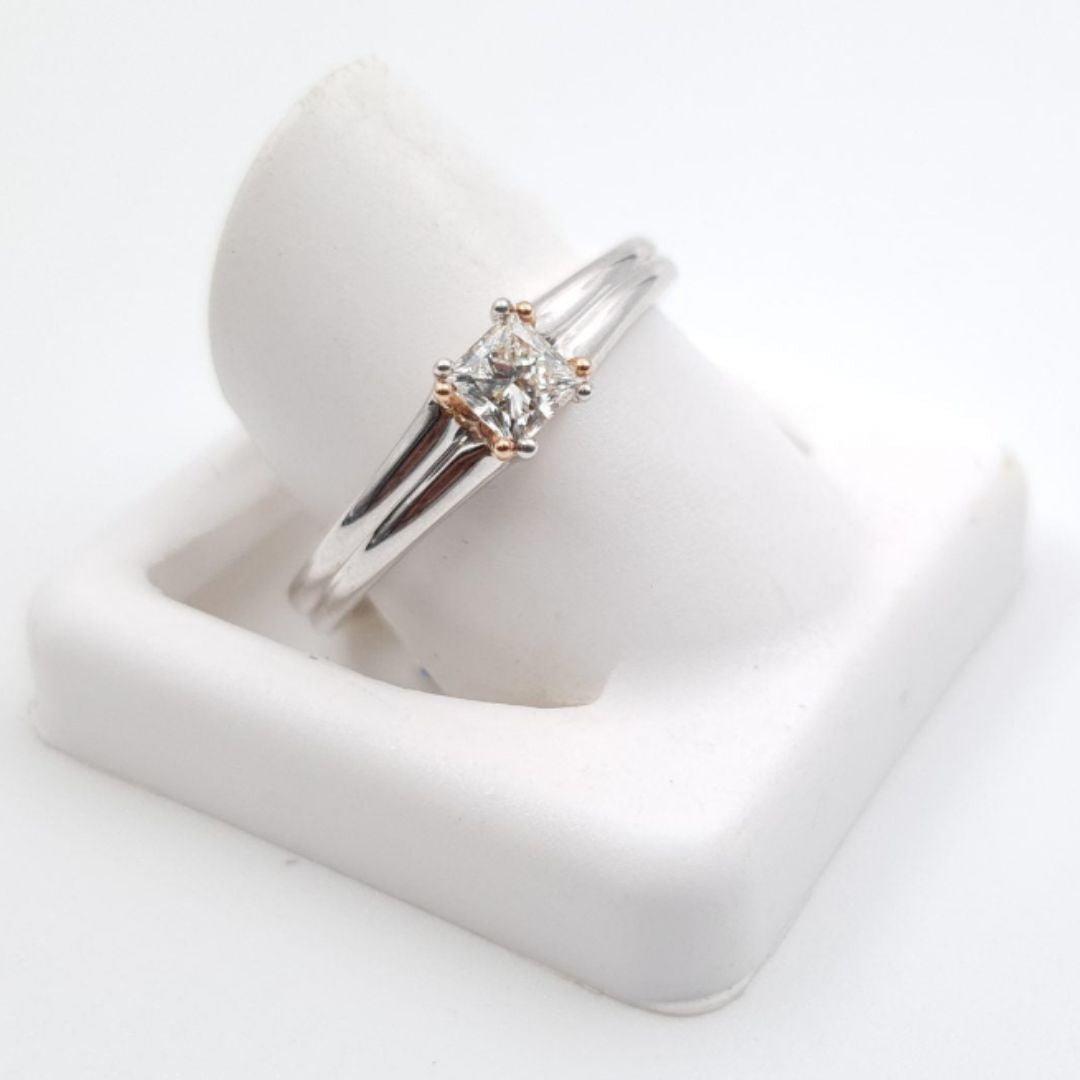 18ct White Gold Princess Cut Solitaire Engagement Ring (0.31ct)