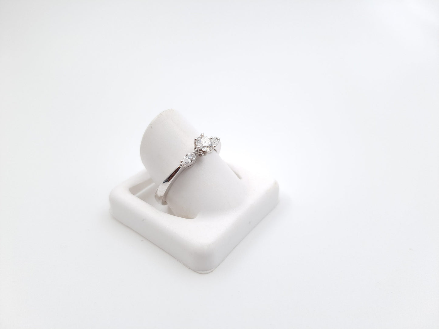 18ct White Gold Solitaire Diamond Engagement Ring (0.38tcw)