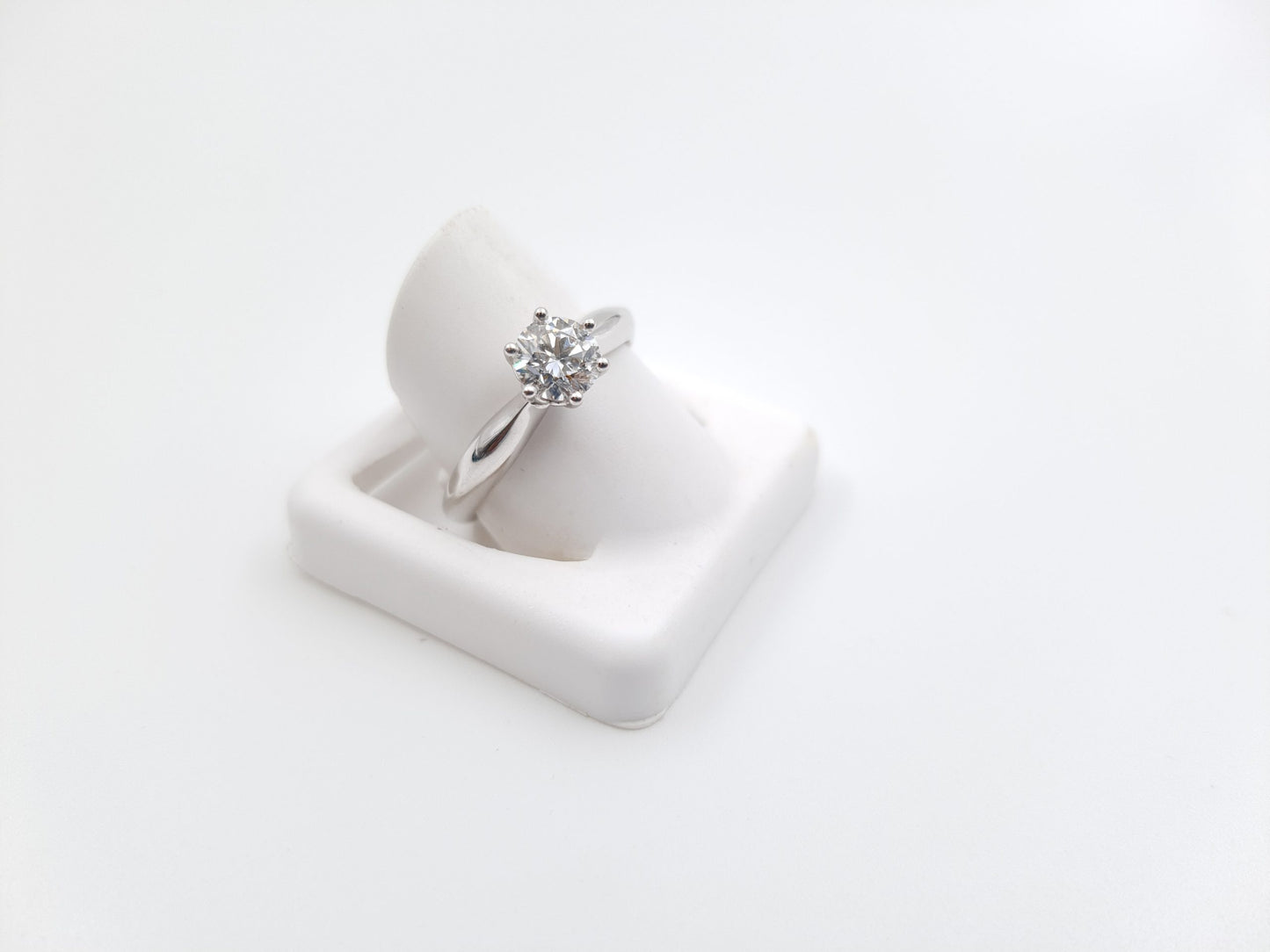 18ct White Gold Classic Solitaire Diamond Engagement Ring (0.7ct)