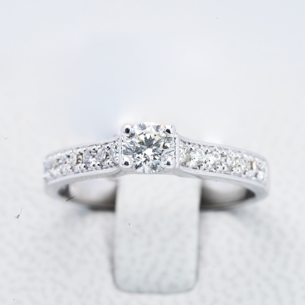 18ct White Gold Solitaire Diamond Ring with Side Accents (0.6tcw)