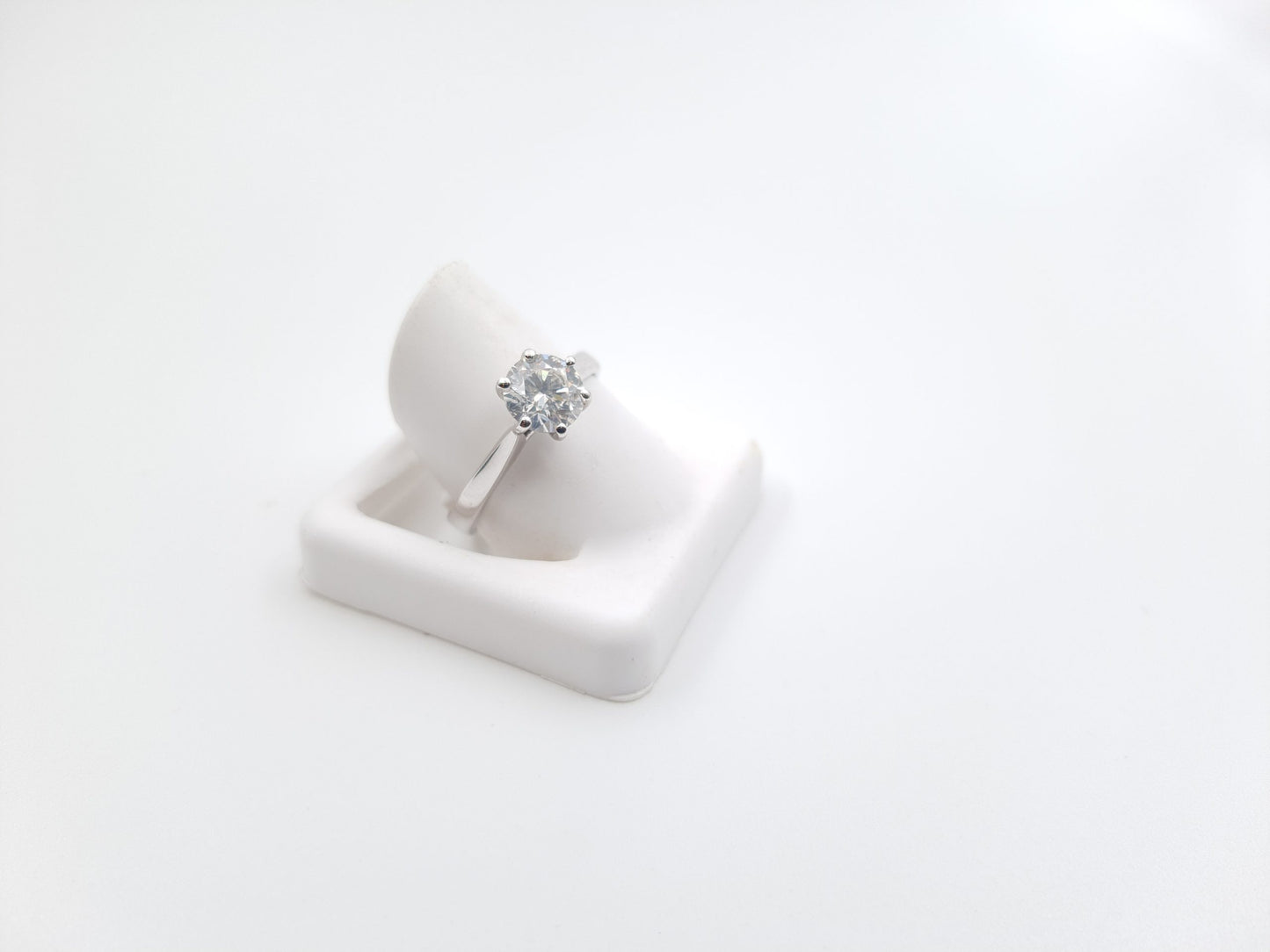 18ct White Gold Classic Solitaire Diamond Engagement Ring (0.90ct)