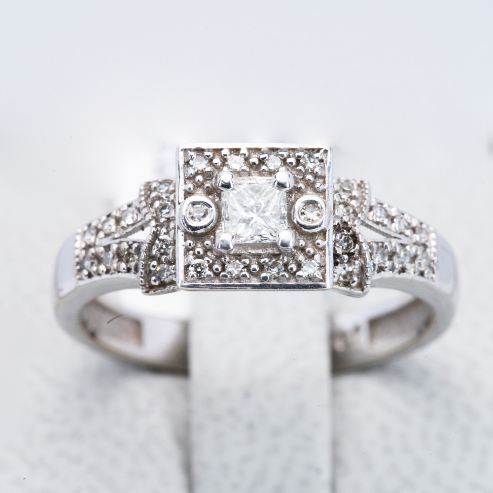9ct White gold Princess cut cluster ring - 1Z00211