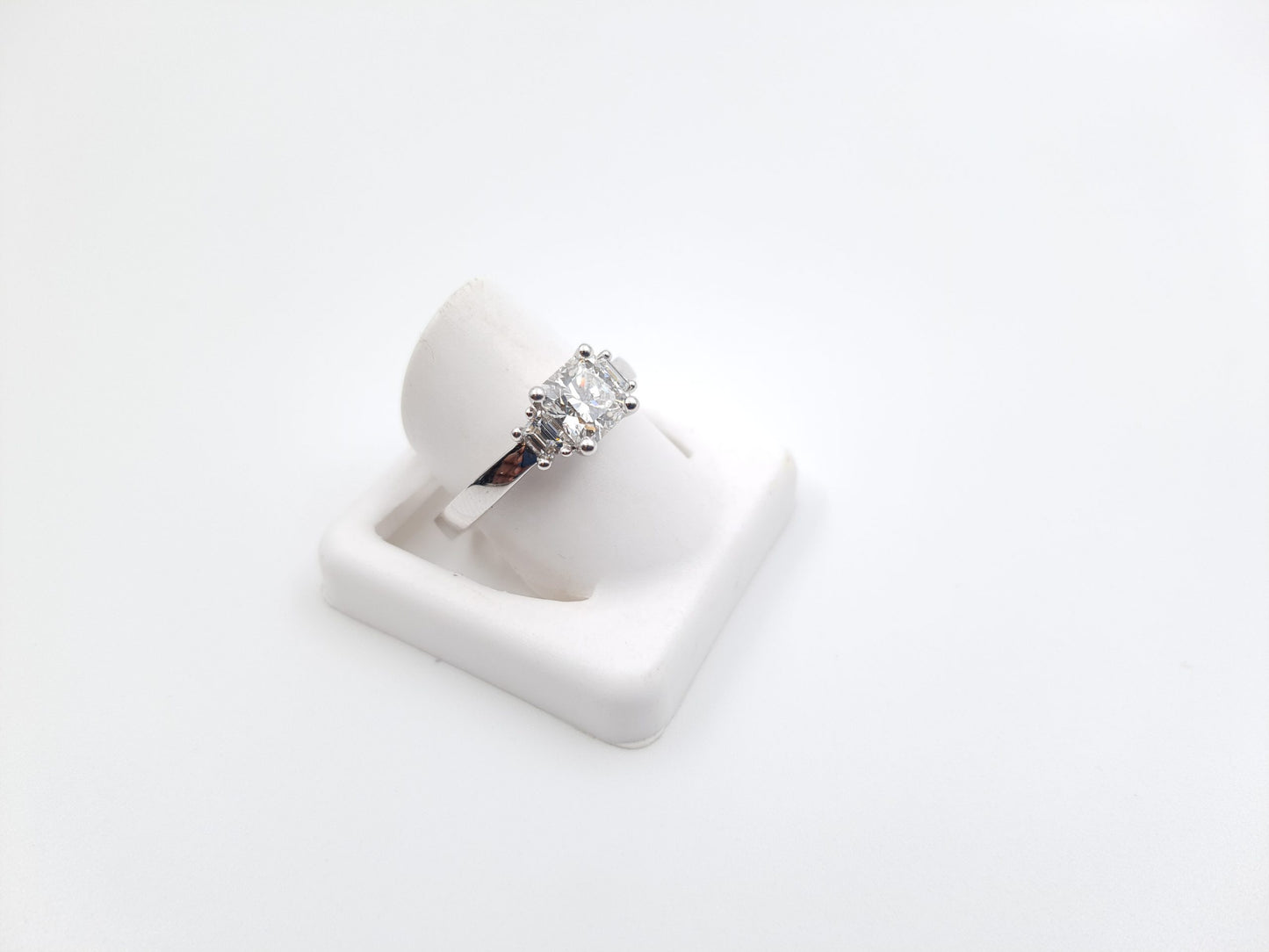 18ct White Gold Solitaire Princess Cut Diamond Engagement Ring (1.33tcw)