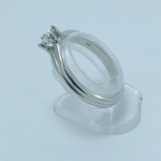 18ct white gold double 4 claw grooved shank  Princess Cut Solitaire diamond ring 1B93